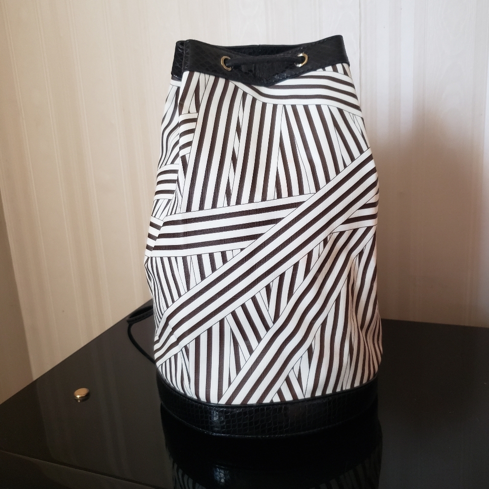 💥Gently Used Henri Bendel Black and White Striped Drawstring Bucket Bag